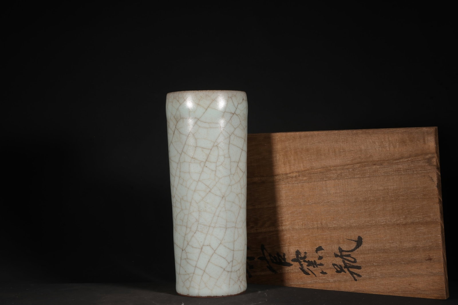 An Exquisite Guan yao Celadon Glazed Vase: An Exquisite Guan yao Celadon Glazed Vase,Song Dynasty,China,Size:7.4inx3in 官窑青釉瓶,中国宋代