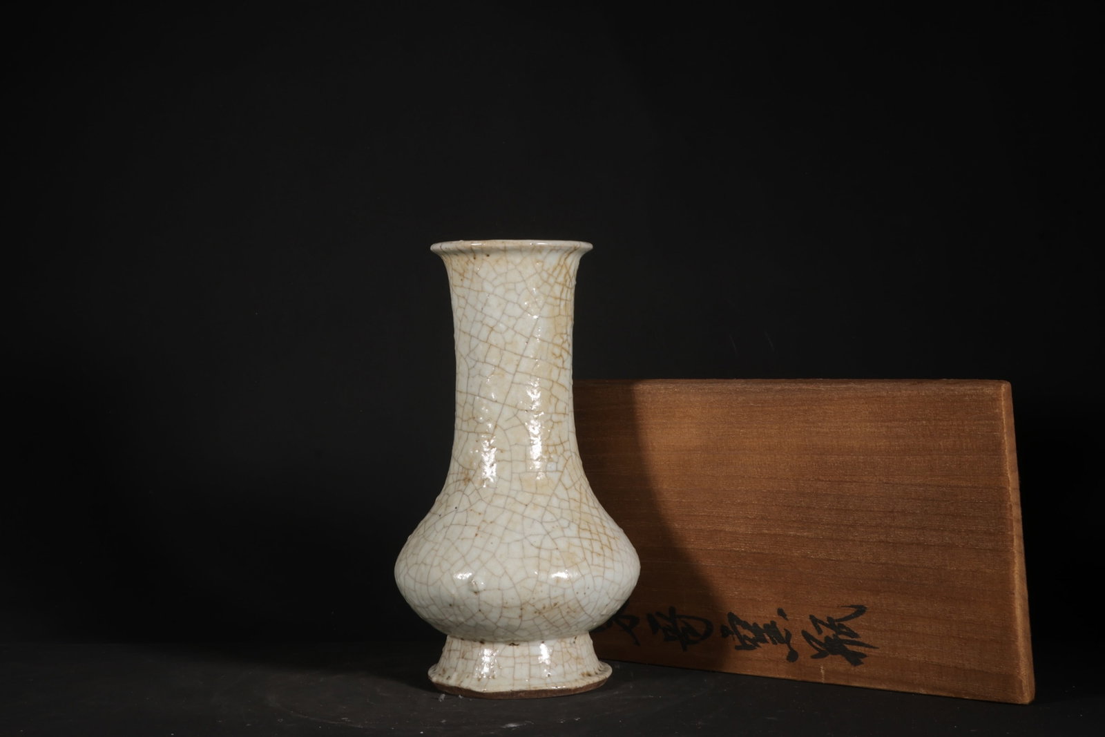 An Exquisite Ge yao White Glazed Vase: An Exquisite Ge yao White Glazed Vase,Song Dynasty,China,Size:6.9inx3.9in 哥窑白釉瓶,中国宋代