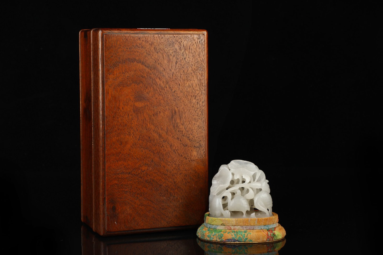 An Exquisite White Jade Flower Pattern Ornament: An Exquisite White Jade Flower Pattern Ornament,Qing Dynasty,China,Size:2.4inx2.4in,Weight:109g 白玉花卉纹摆件,中国清代