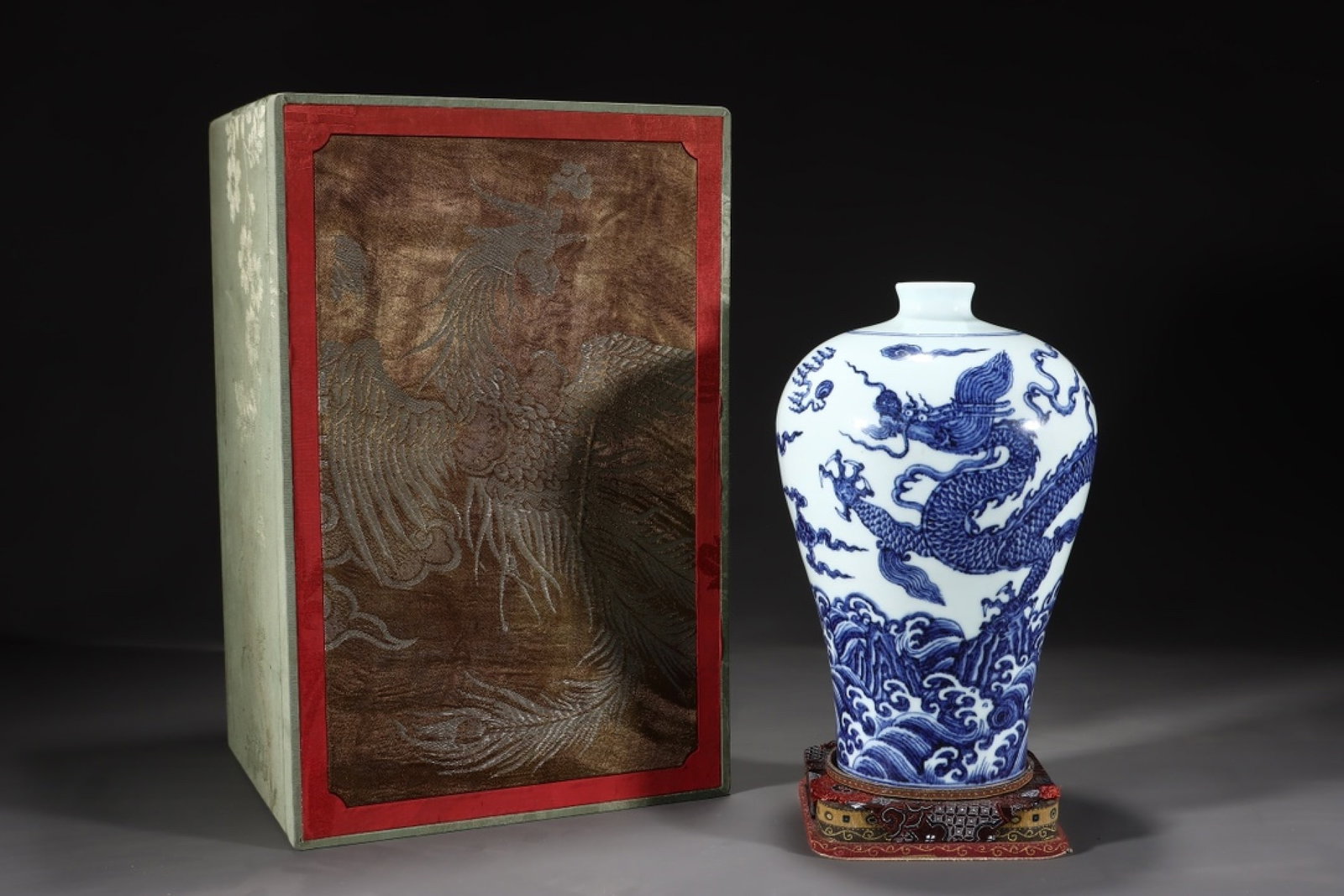 An Exquisite Blue and White Seawater and Dragon Pattern Vase: An Exquisite Blue and White Seawater and Dragon Pattern Vase,Ming Dynasty,China,Size:11.3inx6.9in 青花海水龙纹瓶,中国明代