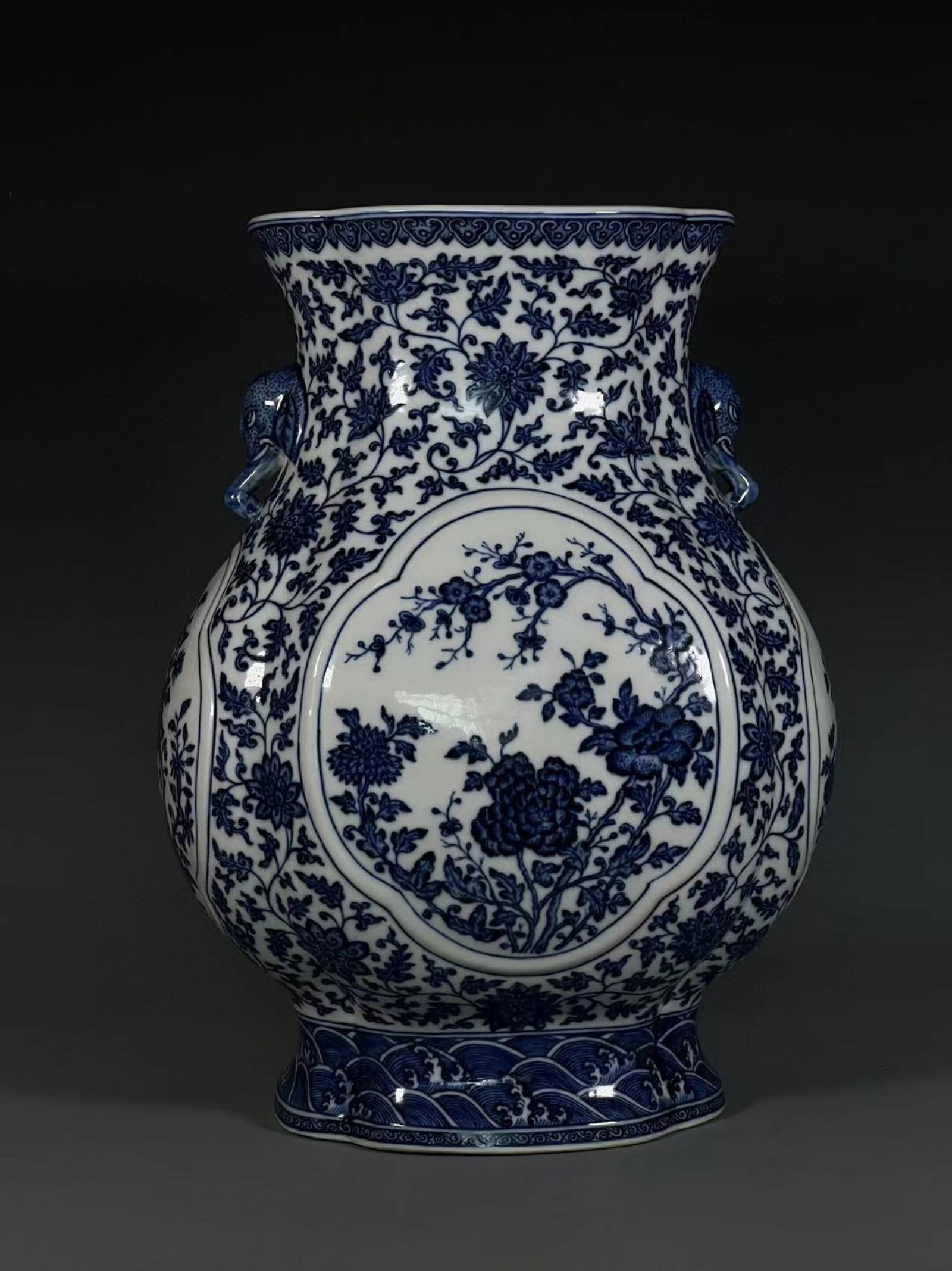 A Huge Blue and White Flower Pattern Elephant-Ears Vase: A Huge Blue and White Flower Pattern Elephant-Ears Vase,Qing Dynasty,China,Qianlong Six-character Mark,Size:16.7inx8.9in 青花花卉纹象耳瓶,中ࢲ