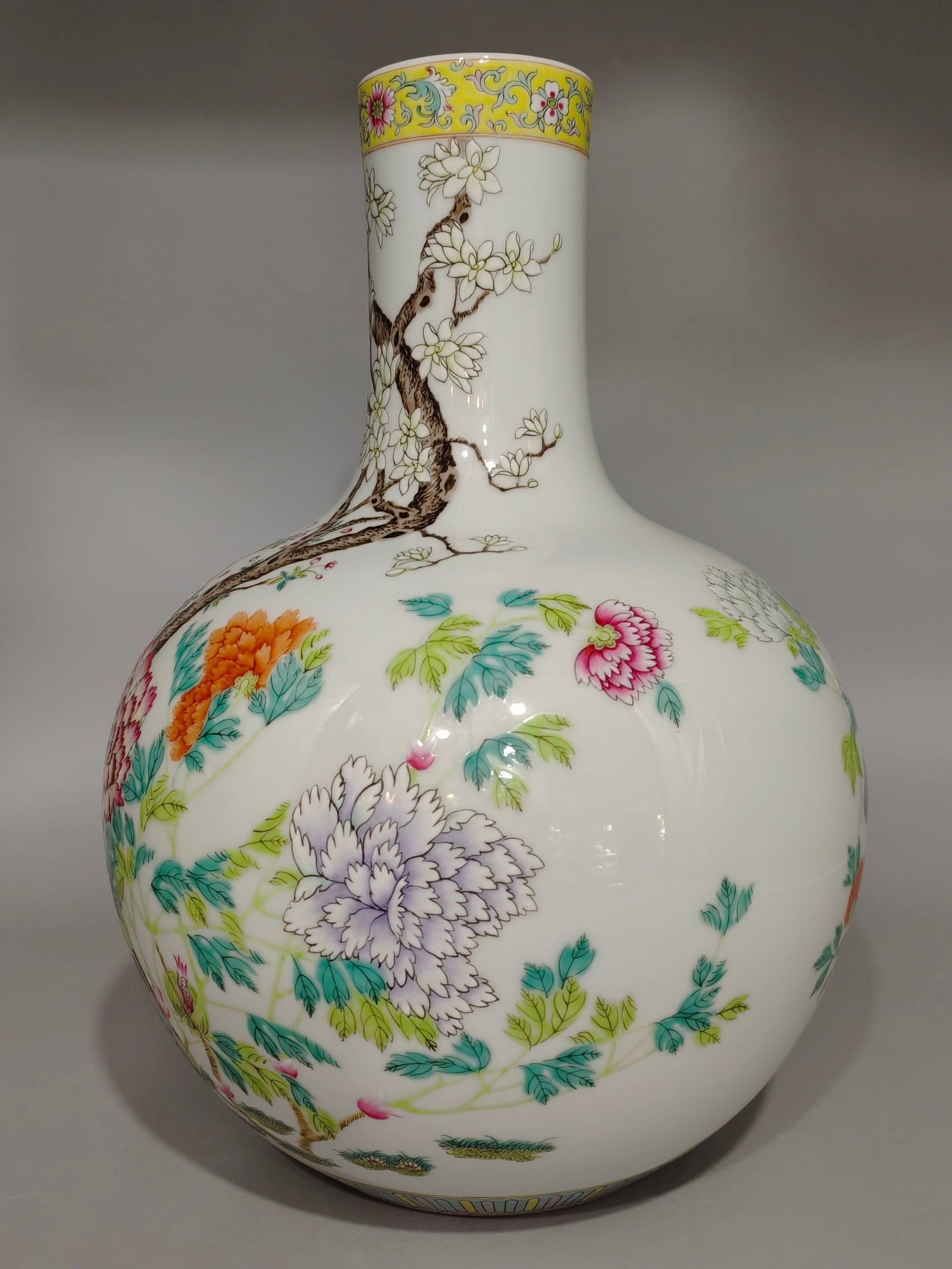 A Huge Famille-Rose Flower Pattern Vase (1 of 9)