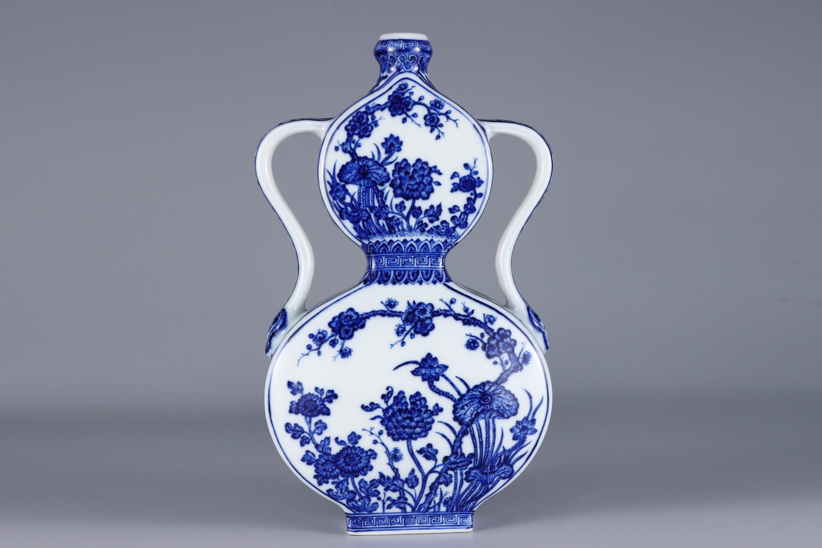 A Rare Blue and White Flower Pattern Double-Ears Gourd-Shaped Vase: A Rare Blue and White Flower Pattern Double-Ears Gourd-Shaped Vase,Qing Dynasty,China,Qianlong Six-character Mark,Size:12.7inx7.5in 青花花卉纹双耳葫!
