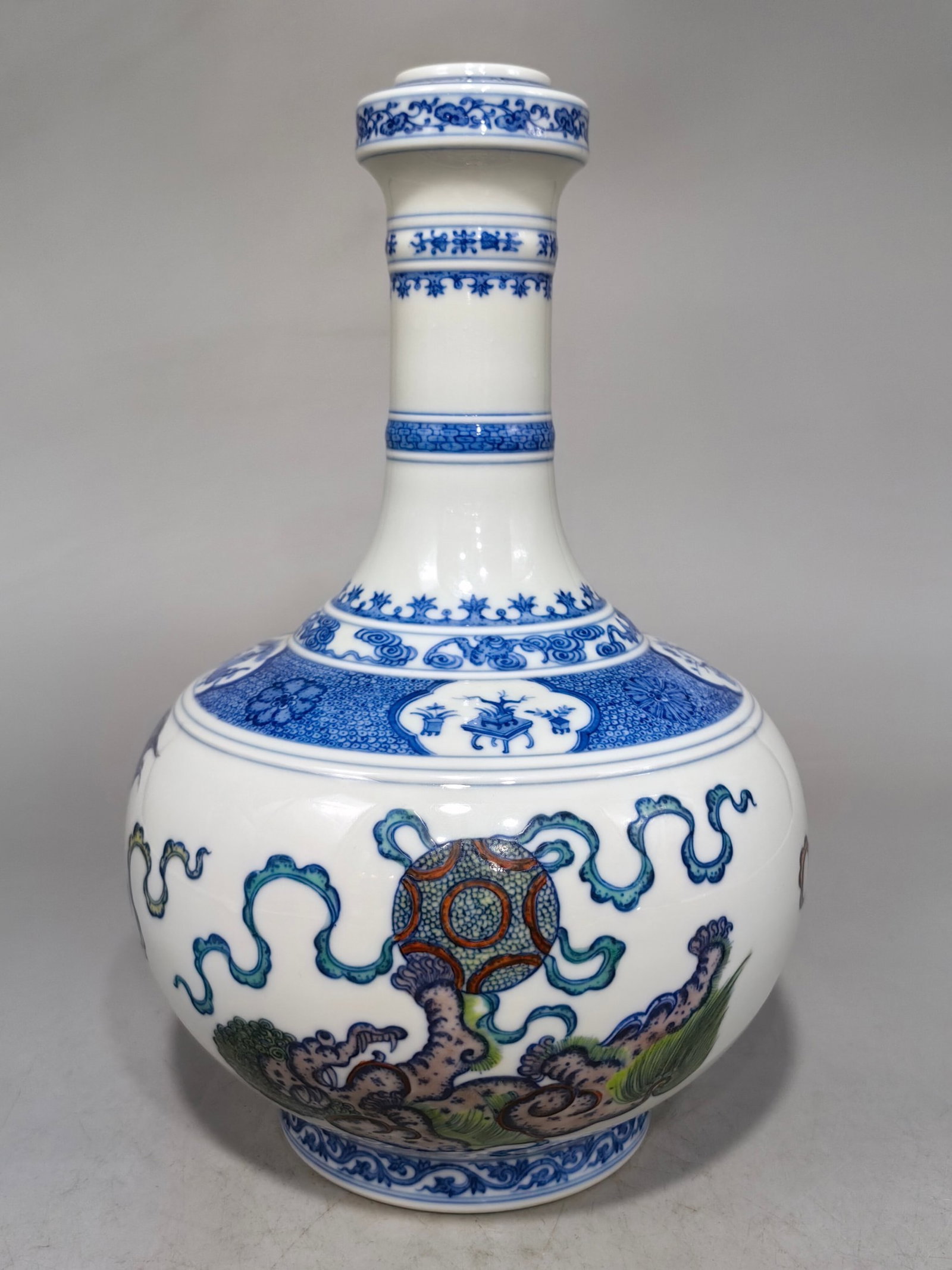 An Exquisite Doucai Lion Pattern Vase - 2