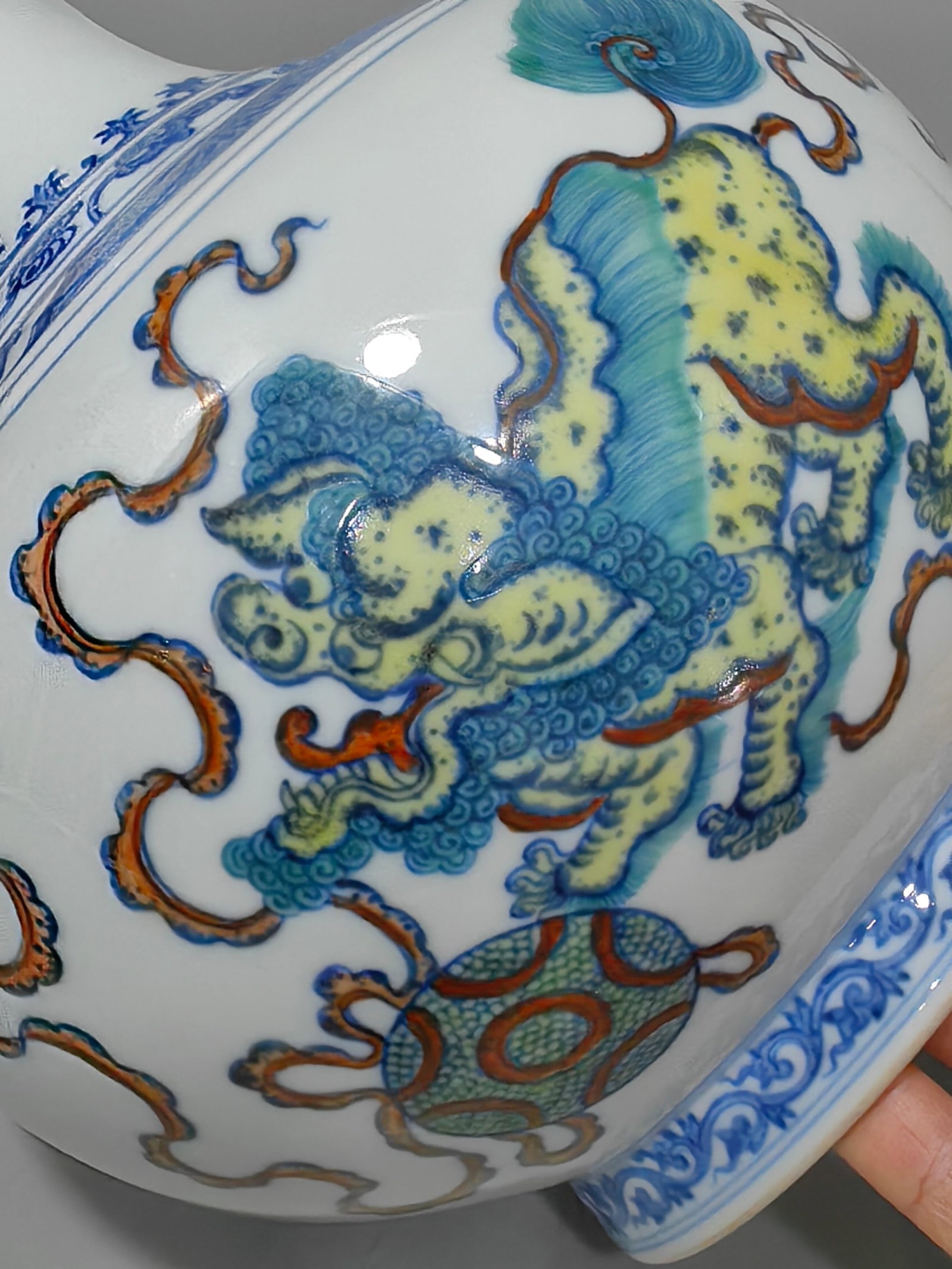 An Exquisite Doucai Lion Pattern Vase - 5