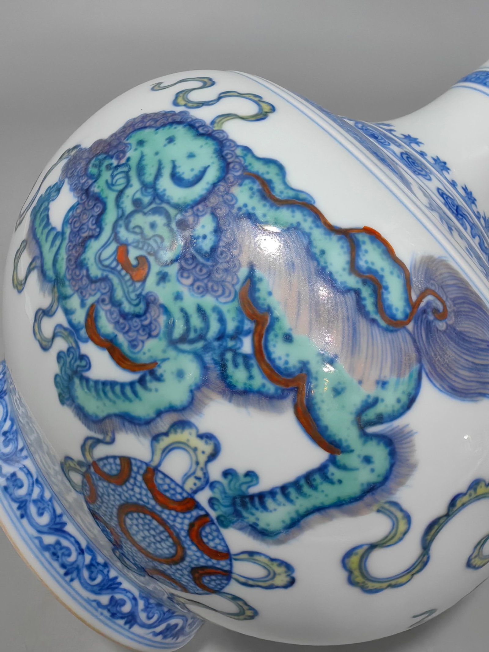 An Exquisite Doucai Lion Pattern Vase - 6