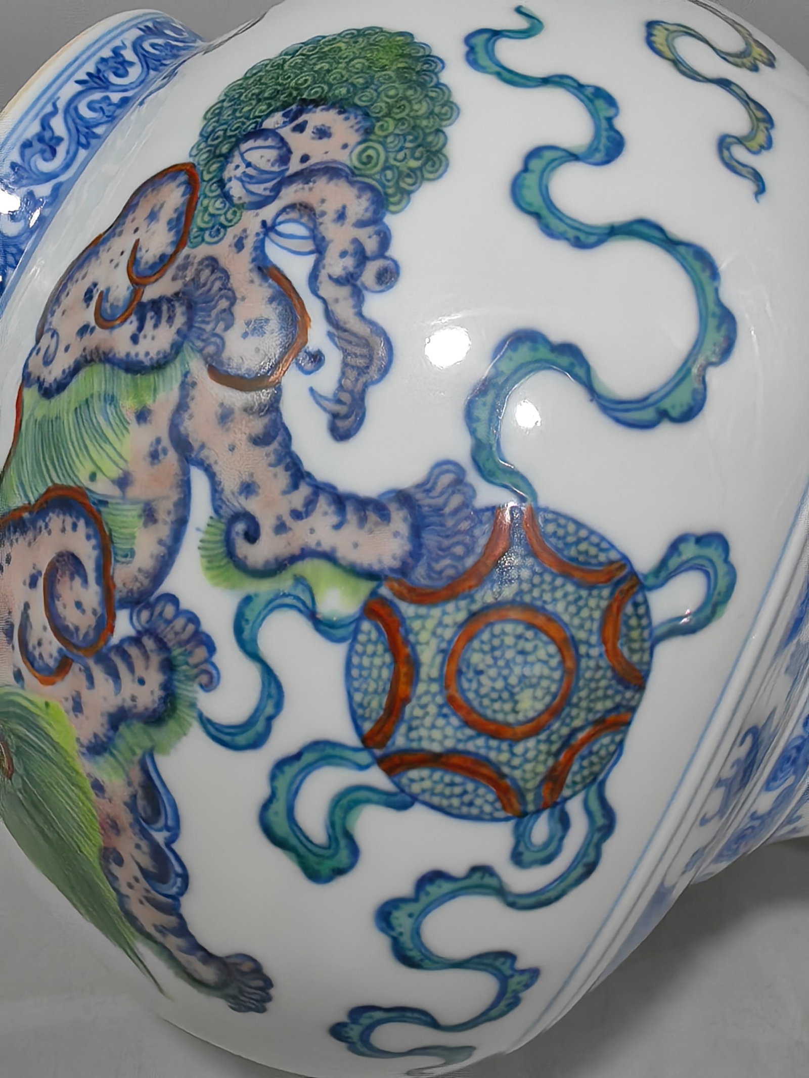 An Exquisite Doucai Lion Pattern Vase - 7
