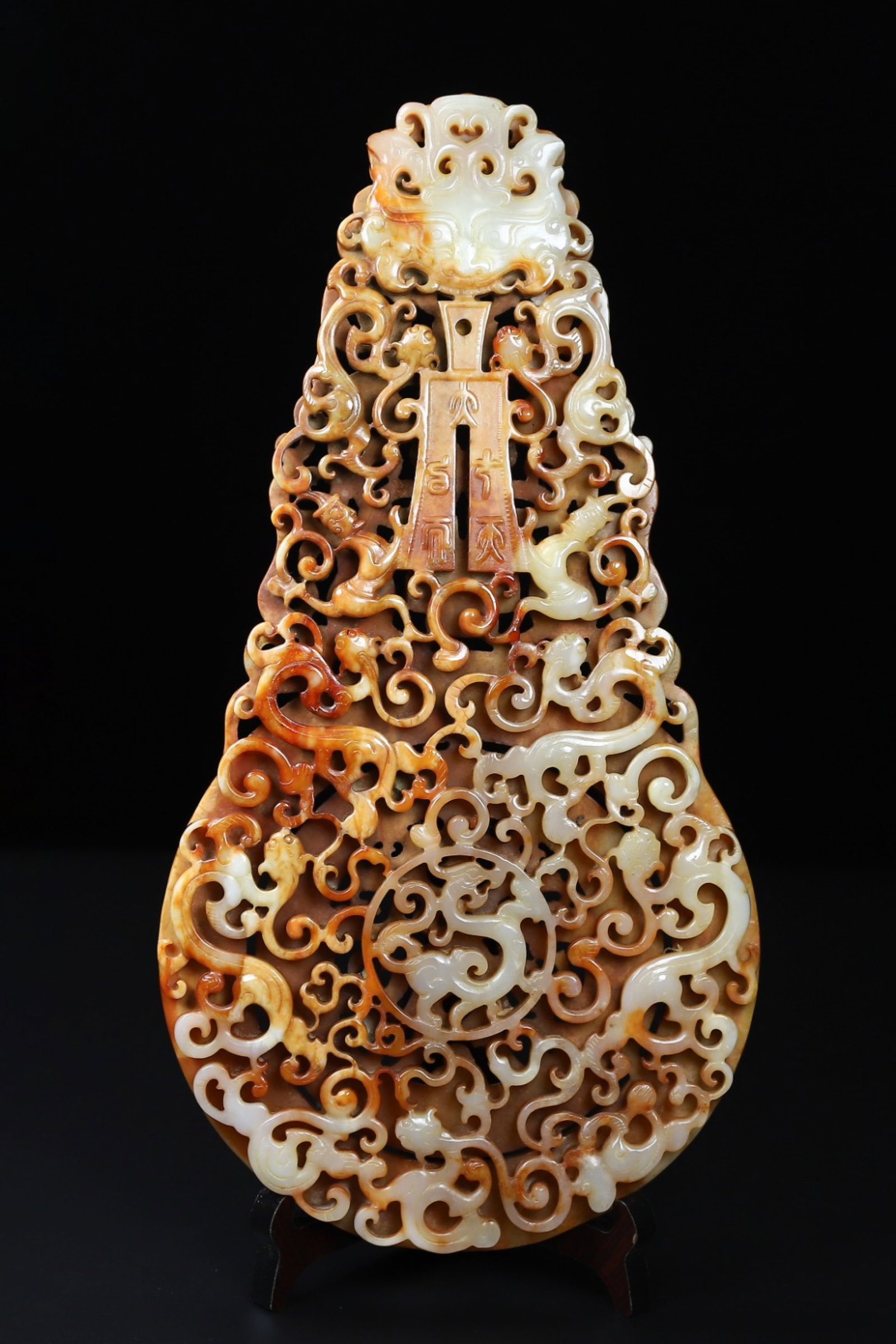 An Exquisite White Jade Chi-Dragon Pattern Ornament: An Exquisite White Jade Chi-Dragon Pattern Ornament,Qing Dynasty,China,Size:13.8inx7.2inx0.7in,Weight:1.279kg 白玉螭龙纹摆件,中国清代