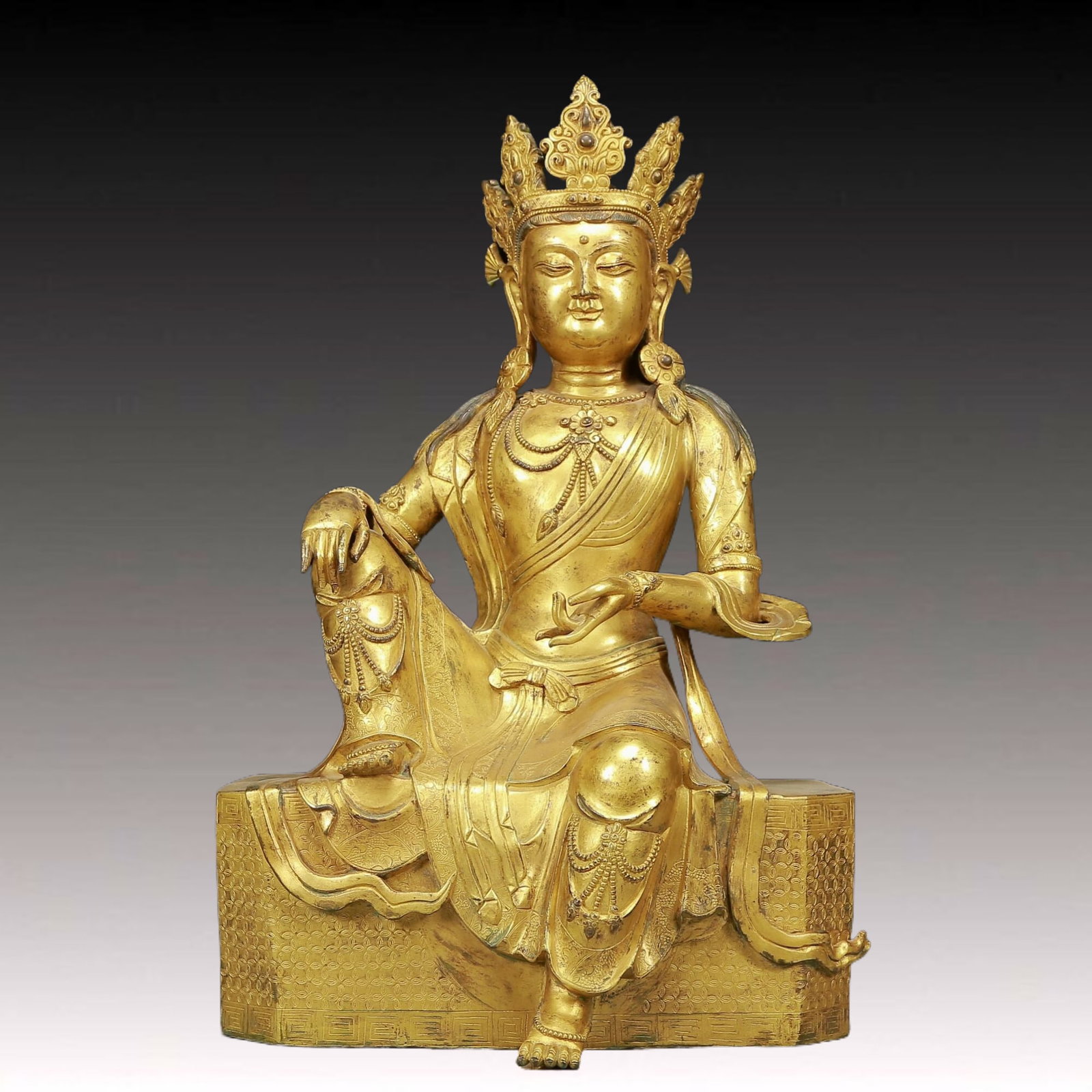 A Solemn Gilt Bronze Statue of Avalokitesvara: A Solemn Gilt Bronze Statue of Avalokitesvara,Ming Dynasty, China,Size:11.4inx7.5inx18.9in,Weight:12400g 铜鎏金自在观音像，明代