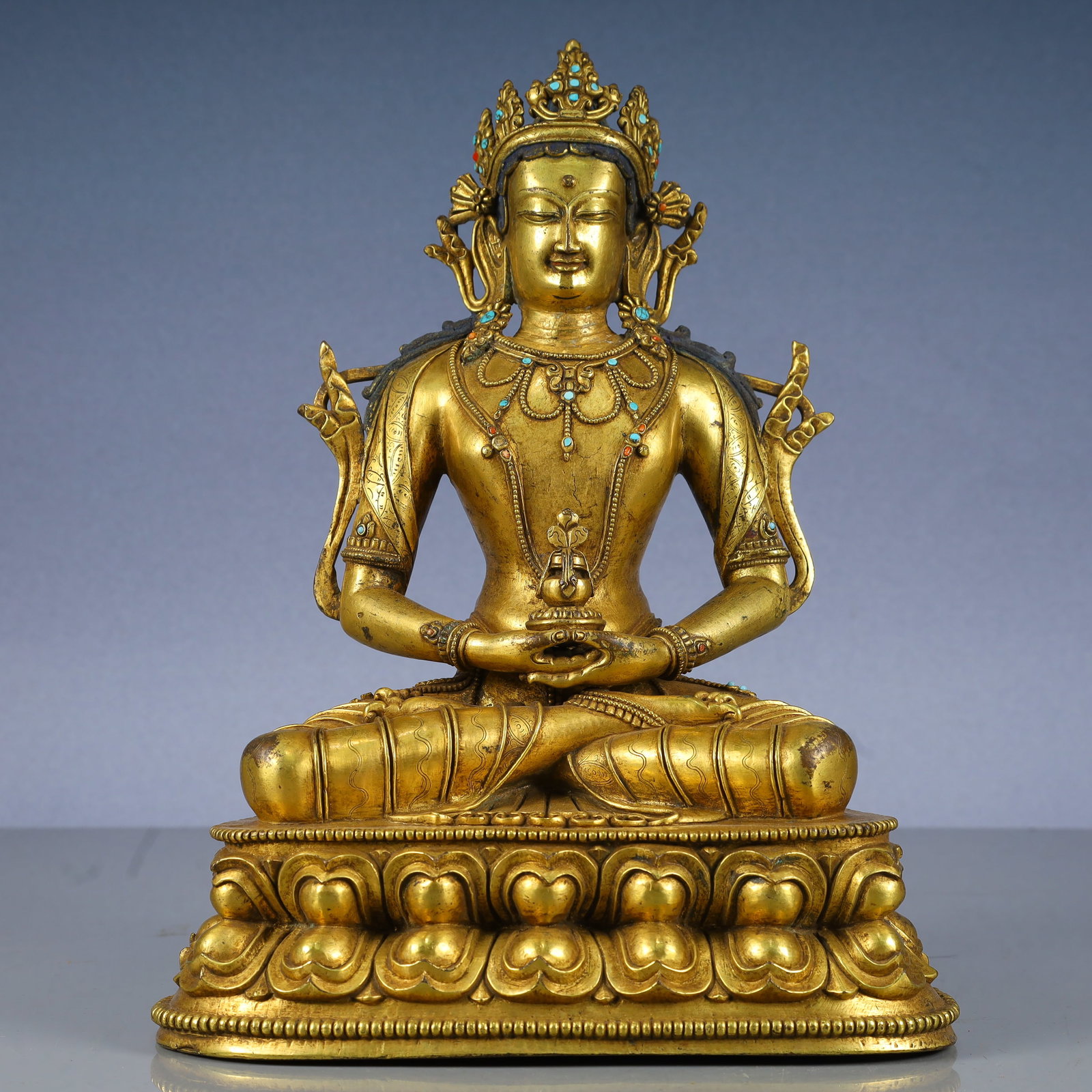 A Solemn Gilt Bronze Statue of Amitayus,Inlaid Turquoise,With Inscription: A Solemn Gilt Bronze Statue of Amitayus,Inlaid Turquoise,With Inscription,Qing Dynasty, China,Size:8.7inx5.9inx11.4in,Weight:3600g 铜鎏金无量寿佛像,