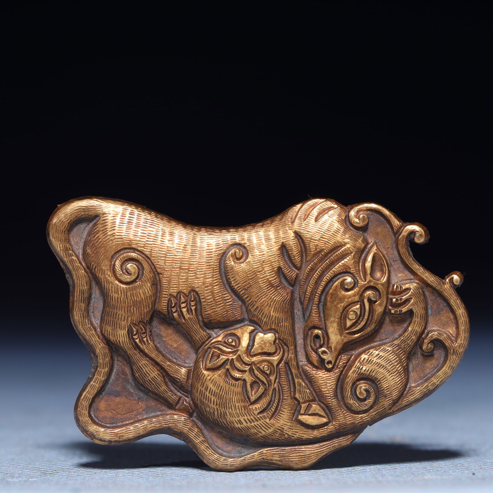 An Exquisite Gilt Silver Buffalo Pattern Ornament: An Exquisite Gilt Silver Buffalo Pattern Ornament,Qing Dynasty,China,Size:2inx1.2in,Weight:17.4g 银鎏金牛纹摆件,中国清代