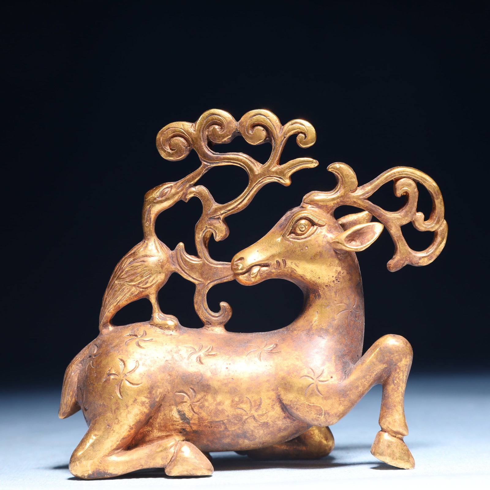 An Exquisite Gilt Bronze Deer Ornament (1 of 7)
