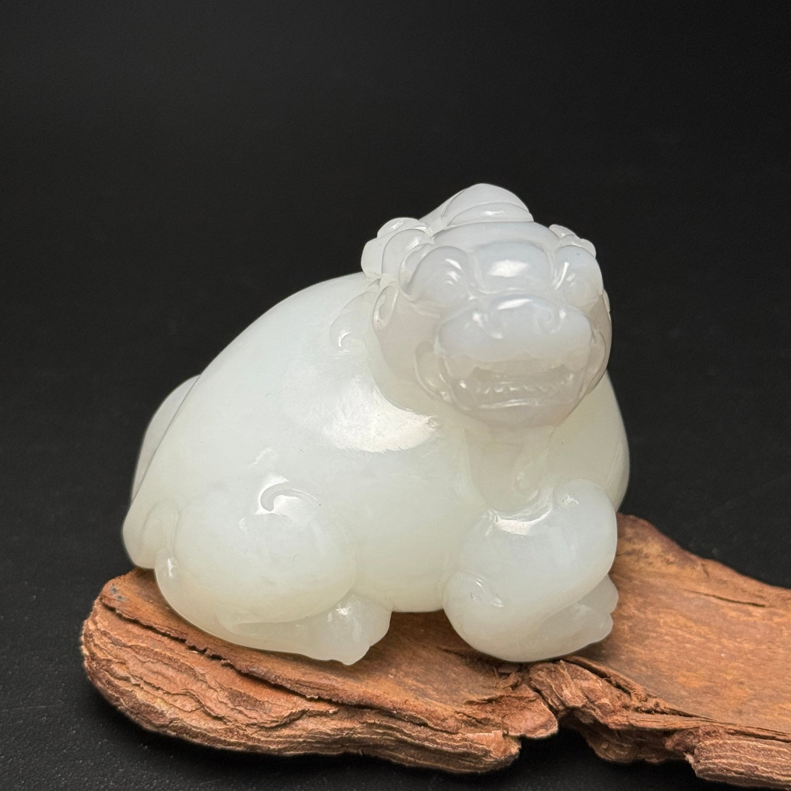 An Exquisite White Jade Wealth-Attracting Creature Ornament: An Exquisite White Jade Wealth-Attracting Creature Ornament,Qing Dynasty,China,Size:2.2inx1.9inx1.7in,Weight:163g 白玉貔貅摆件,中国清代