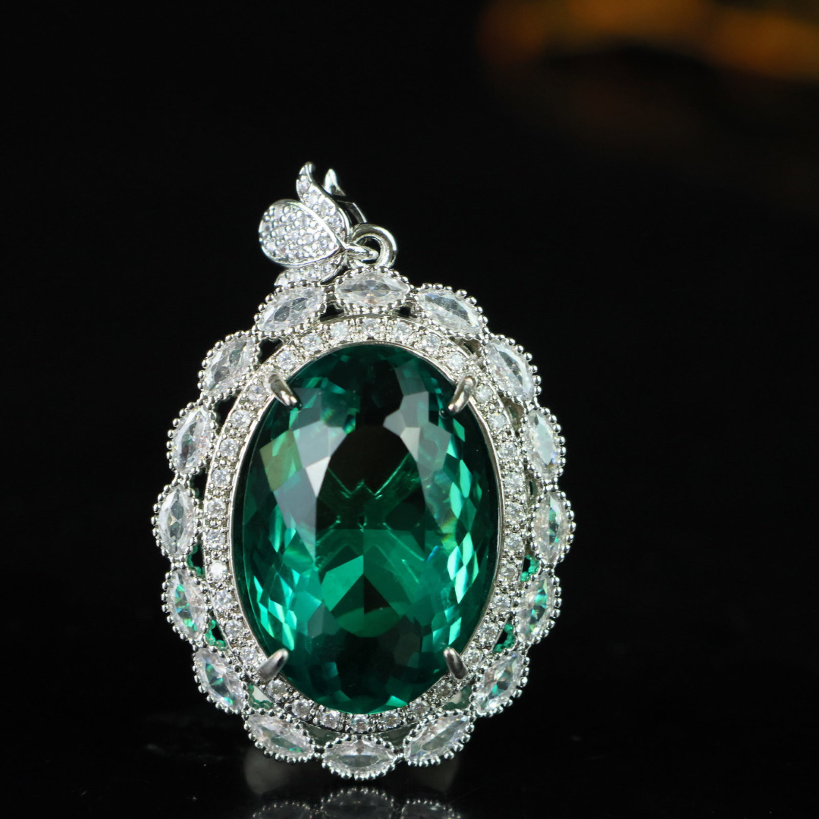 An Exquisite Pendant: An Exquisite Pendant,Size:1.2inx0.8inx0.5in 一个精美的吊坠