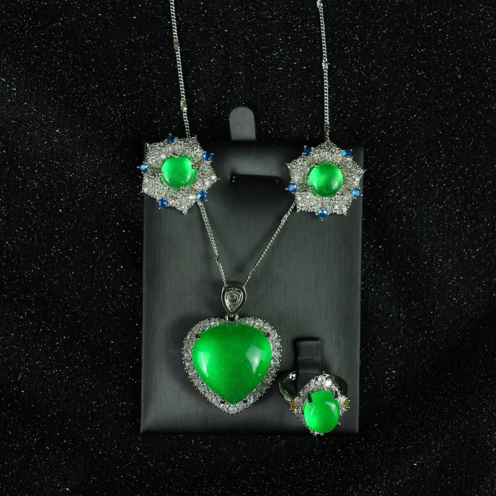 A Set of Fine Jewelry: A Set of Fine Jewelry 一套精美的首饰