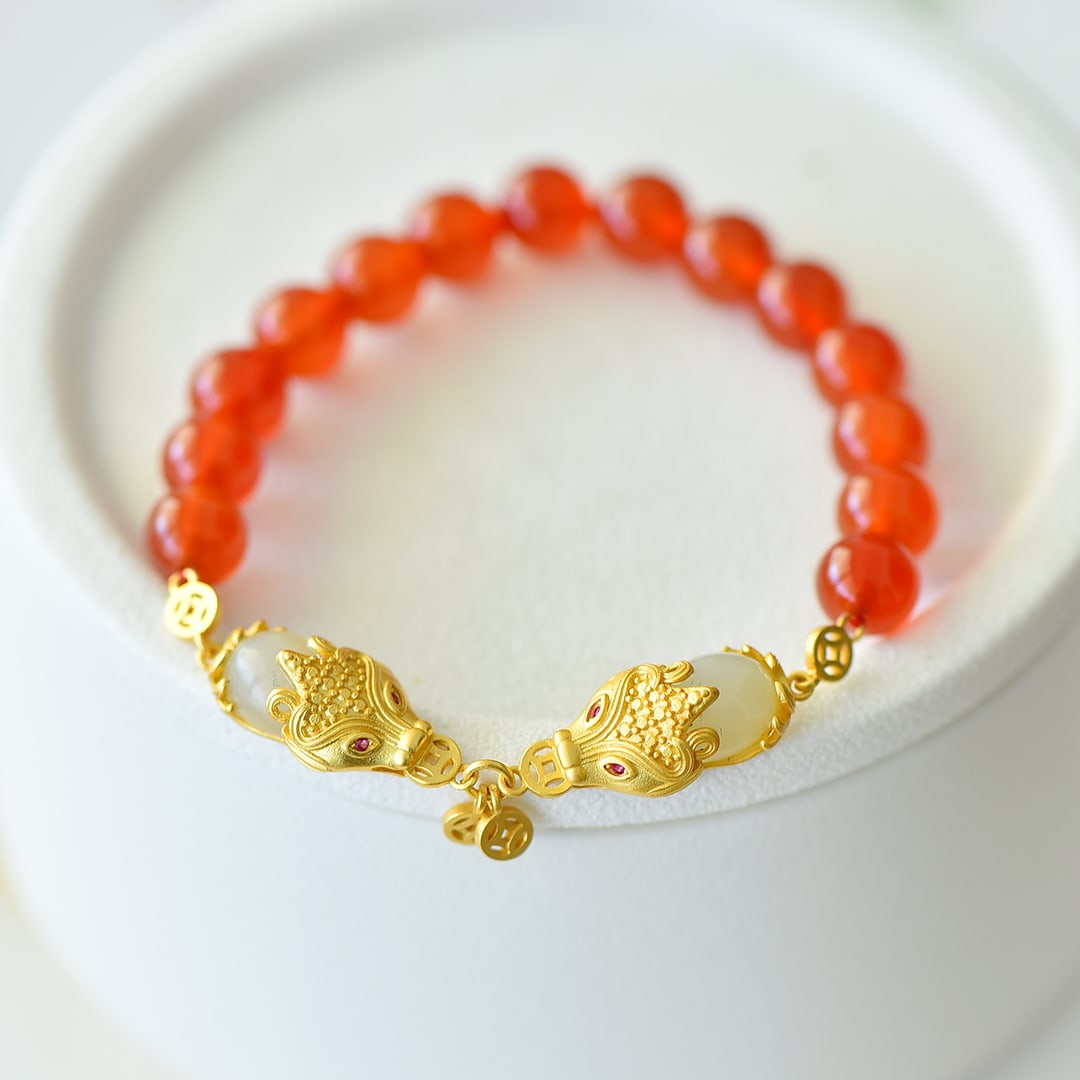 An Exquisite Sterling Silver-Gold Plated Inlaid Agate Bracelet,Inlaid White Jade: An Exquisite Sterling Silver-Gold Plated Inlaid Agate Bracelet,Inlaid White Jade,Size:0.3in 纯银镀金镶玛瑙手链,嵌白玉