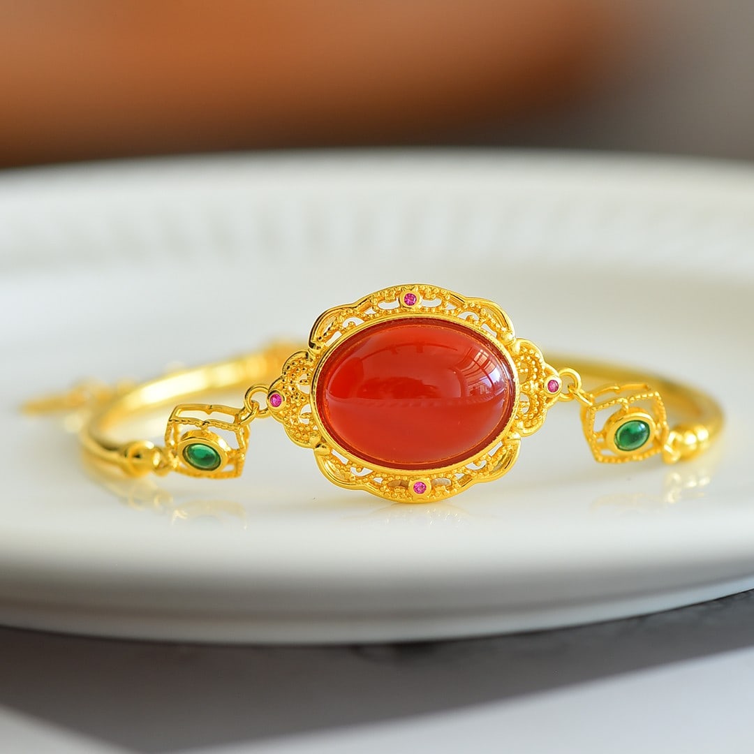 An Exquisite Sterling Silver-Gold Plated Inlaid Agate Bracelets: An Exquisite Sterling Silver-Gold Plated Inlaid Agate Bracelets,Size:0.5inx0.6in 纯银镀金镶玛瑙手镯
