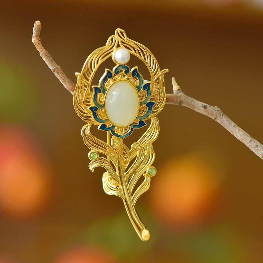 An Exquisite Sterling Silver-Gold Plated Inlaid White Jade Brooch: An Exquisite Sterling Silver-Gold Plated Inlaid White Jade Brooch,Size:0.4inx0.4in 纯银镀金镶白玉胸针