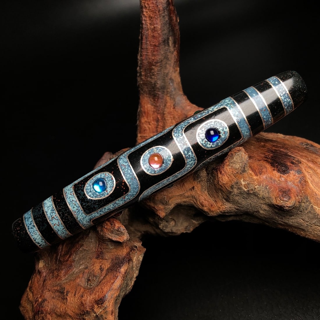An Exquisite Dzi Bead Inlaid Silver Pendant,Inlaid Gems: An Exquisite Dzi Bead Inlaid Silver Pendant,Inlaid Gems,Size:3.8inx0.6in,Weight:38.6g 天珠嵌银挂件,嵌宝石