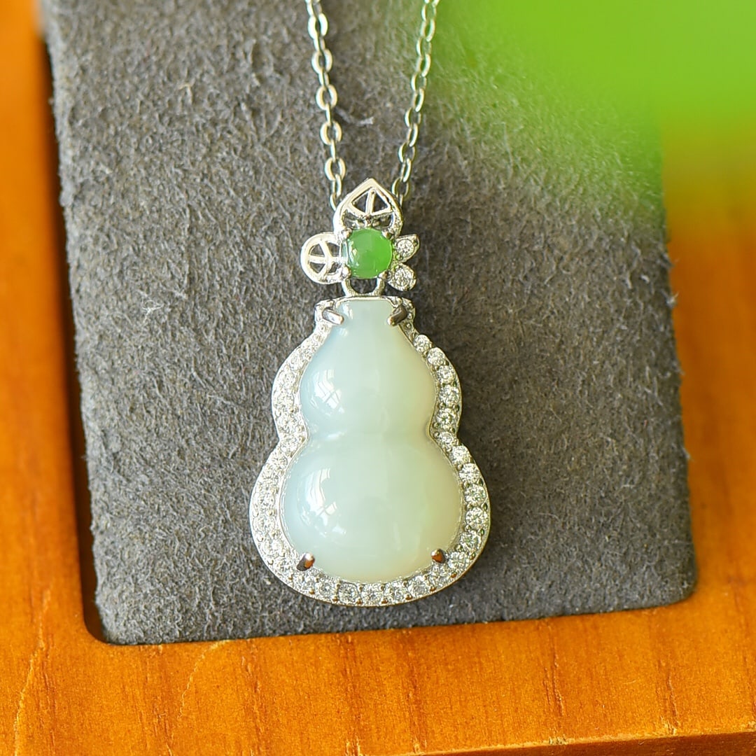 An Exquisite Sterling Silver Inlaid White Jade Necklace,Inlaid Diamond: An Exquisite Sterling Silver Inlaid White Jade Necklace,Inlaid Diamond,Size:0.6inx1in 纯银镶白玉项链,嵌钻石
