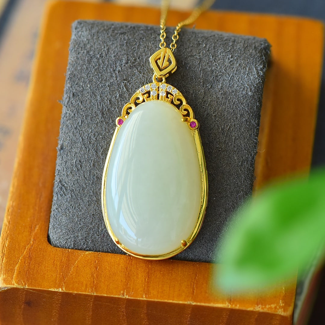 An Exquisite Sterling Silver-Gold Plated Inlaid White Jade Necklace,Inlaid Diamond: An Exquisite Sterling Silver-Gold Plated Inlaid White Jade Necklace,Inlaid Diamond,Size:0.7inx1.5in 纯银镀金镶白玉项链,嵌钻石