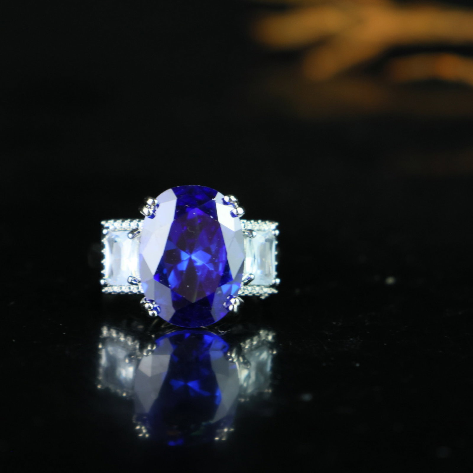 An Exquisite Ring: An Exquisite Ring,Size:0.6inx0.5in 一个精美的戒指
