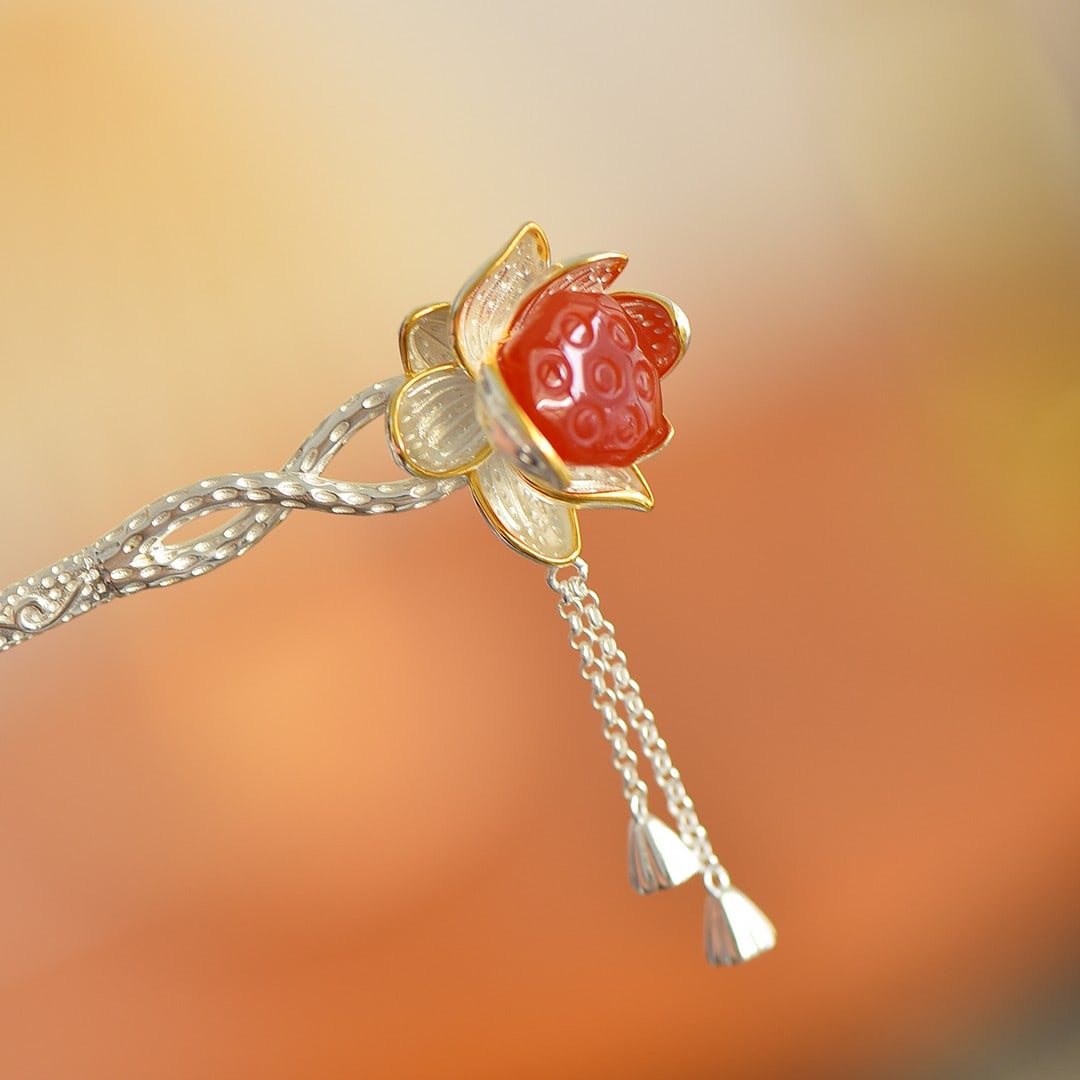 An Exquisite Sterling Silver Inlaid Agate Hairpin: An Exquisite Sterling Silver Inlaid Agate Hairpin,Size:0.6inx0.6in 纯银镶玛瑙发簪
