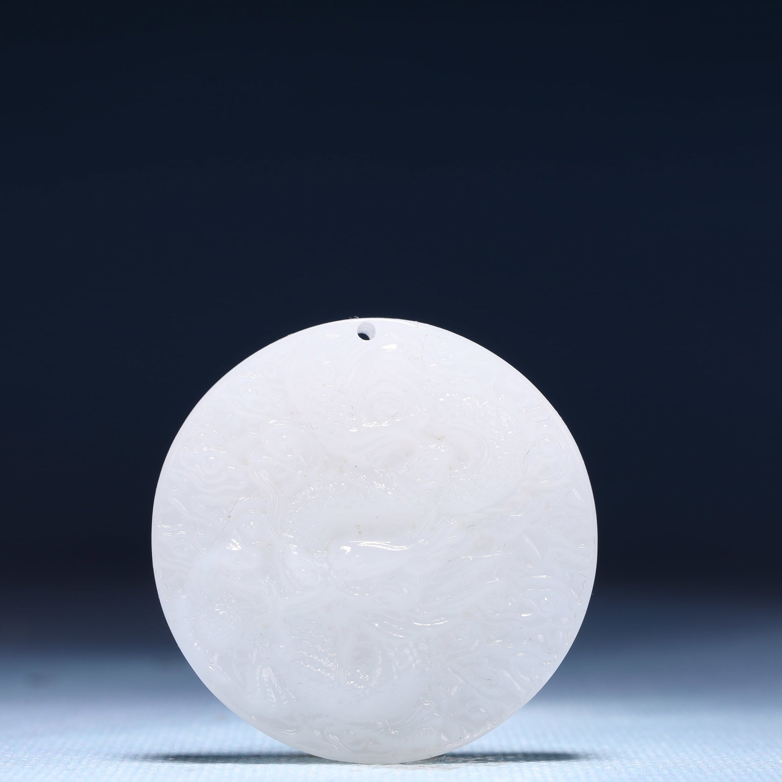 An Exquisite White Jade Auspicious Cloud and Dragon Pattern Pendant: An Exquisite White Jade Auspicious Cloud and Dragon Pattern Pendant,Size:1.8inx0.4in,Weight:36g 白玉祥云龙纹牌