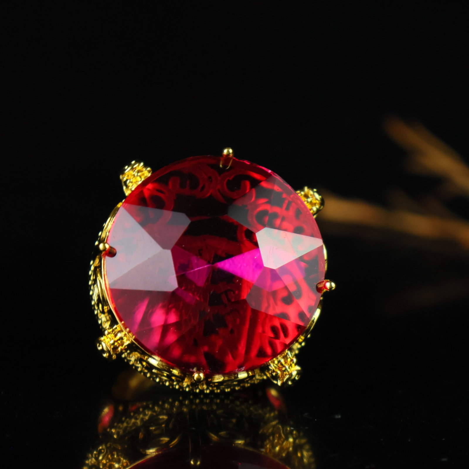 An Exquisite Ring: An Exquisite Ring,Size:1.2inx0.7in 一个精美的戒指