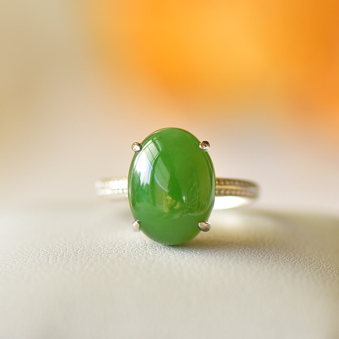 An Exquisite Sterling Silver Inlaid Jasper Ring: An Exquisite Sterling Silver Inlaid Jasper Ring 纯银镶碧玉戒指