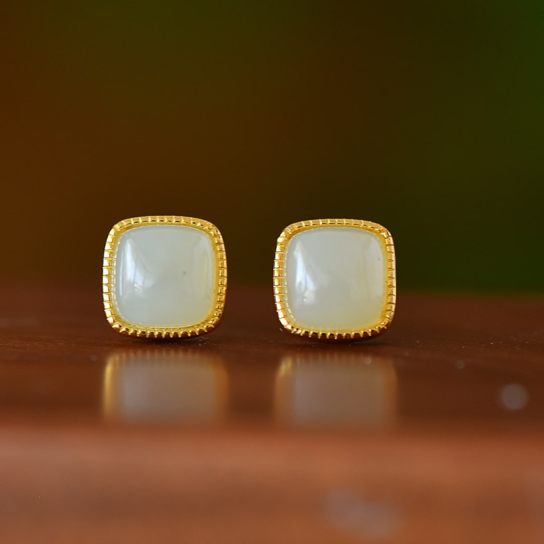 A Pair of Exquisite Sterling Silver-Gold Plated Inlaid White Jade Earrings: A Pair of Exquisite Sterling Silver-Gold Plated Inlaid White Jade Earrings,Size:0.3inx0.3in 一对纯银镀金镶白玉耳钉