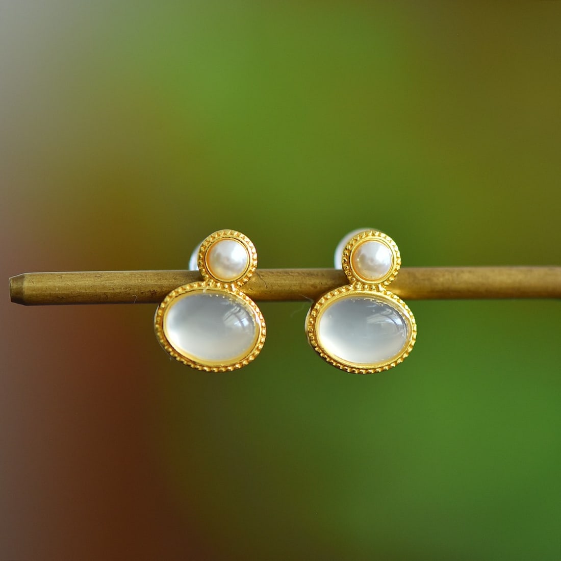 A Pair of Exquisite Sterling Silver-Gold Plated Inlaid White Agate Earrings: A Pair of Exquisite Sterling Silver-Gold Plated Inlaid White Agate Earrings,Size:0.2inx0.3in 一对纯银镀金镶白玛瑙耳钉