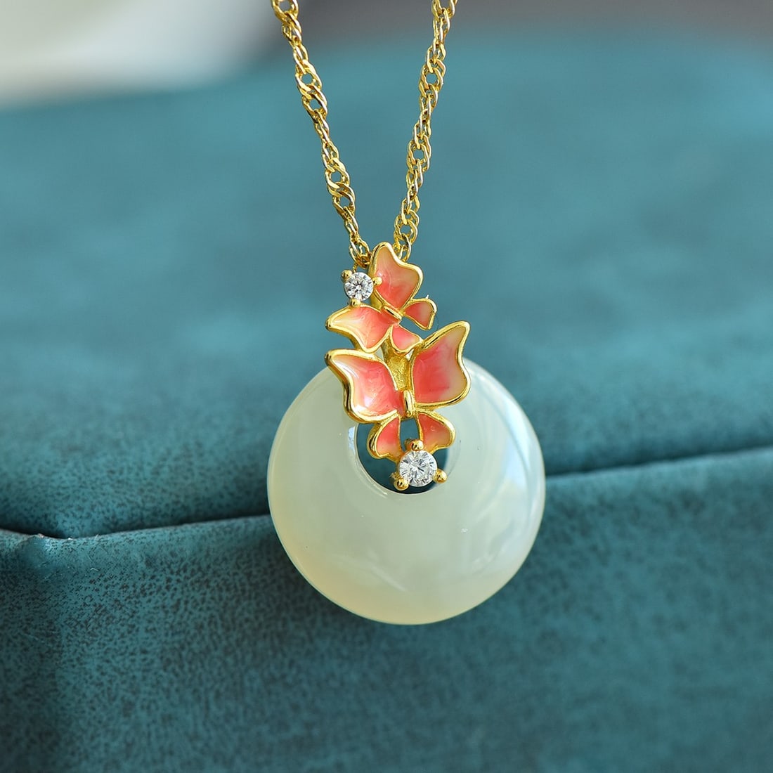 An Exquisite Sterling Silver-Gold Plated Inlaid White Jade Pendant: An Exquisite Sterling Silver-Gold Plated Inlaid White Jade Pendant,Size:0.6inx0.6in 纯银镀金镶白玉吊坠
