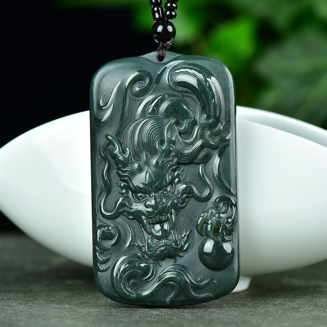 An Exquisite Sapphire Dragon Pattern Pendant: An Exquisite Sapphire Dragon Pattern Pendant,Size:1.5inx2.6in 寓意:玉质细膩温润,雕工细致完美、佩戴