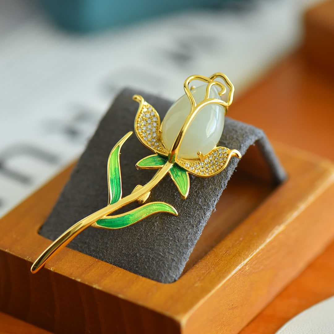 An Exquisite Sterling Silver-Gold Plated Inlaid White Jade Brooch,Inlaid Diamond: An Exquisite Sterling Silver-Gold Plated Inlaid White Jade Brooch,Inlaid Diamond,Size:0.5inx0.7in 纯银镀金镶白玉胸针,嵌钻石