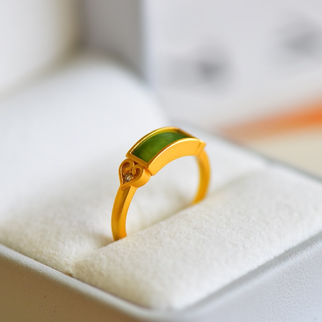 An Exquisite Sterling Silver-Gold Plated Inlaid Jasper Ring: An Exquisite Sterling Silver-Gold Plated Inlaid Jasper Ring , Size :0.2inx0.4in 纯银镀金镶碧玉戒指,尺寸:0.2inx0.4in