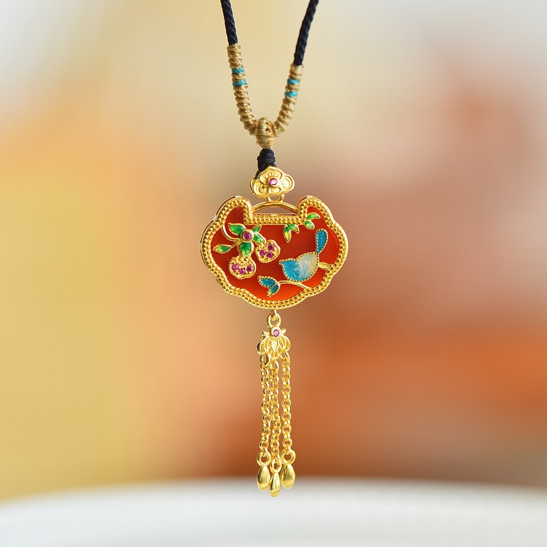 An Exquisite Sterling Silver-Gold Plated Inlaid Agate Pendant,Inlaid Diamond: An Exquisite Sterling Silver-Gold Plated Inlaid Agate Pendant,Inlaid Diamond,Size:0.8inx0.6in 纯银镀金镶玛瑙吊坠,嵌钻石