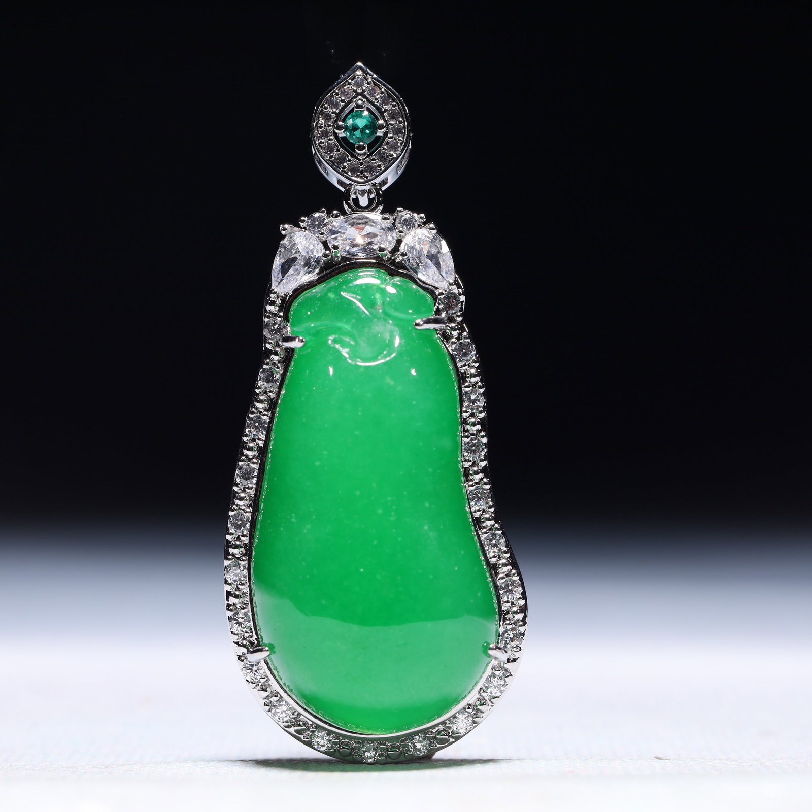 An Exquisite Pendant,Inlaid Gems: An Exquisite Pendant,Inlaid Gems,Size:0.6inx1inx2.4in,Weight:28.1g 一个精美的吊坠,镶宝石