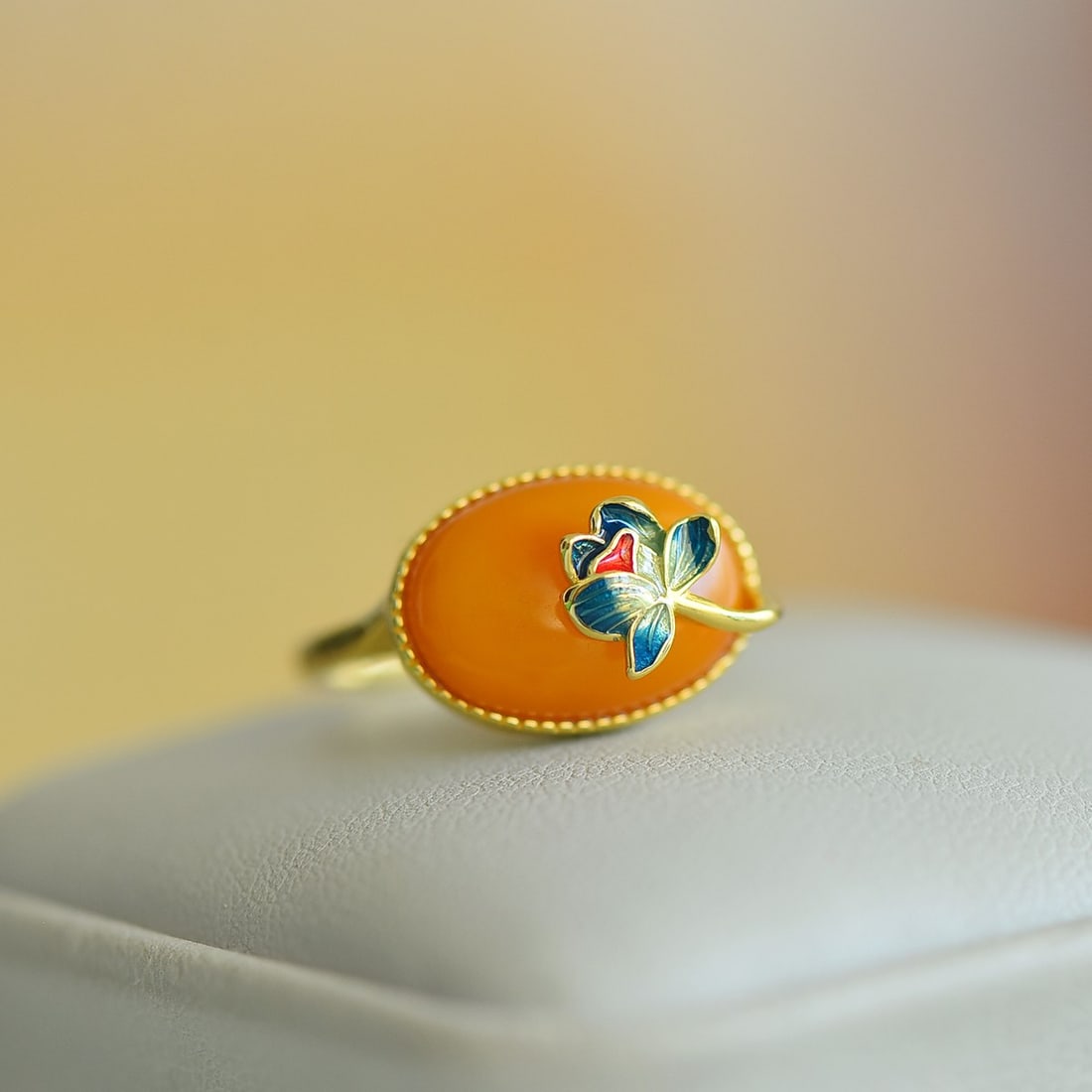An Exquisite Sterling Silver-Gold Plated Inlaid Beeswax Enamel Ring: An Exquisite Sterling Silver-Gold Plated Inlaid Beeswax Enamel Ring,Size:0.4inx0.5in 纯银镀金镶蜜蜡珐琅戒指