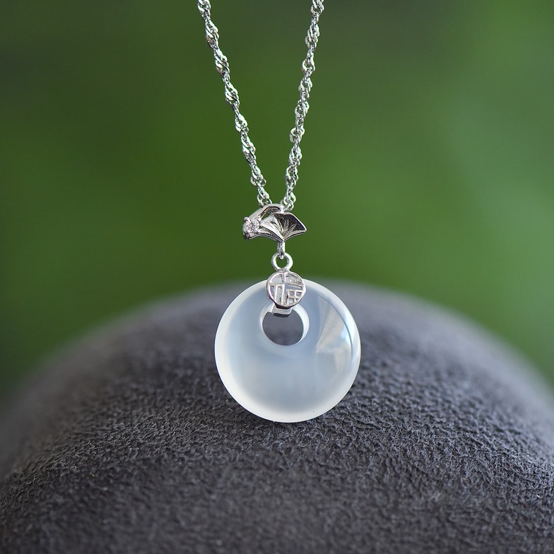 An Exquisite Sterling Silver Inlaid Agate Pendant: An Exquisite Sterling Silver Inlaid Agate Pendant,Size:0.6inx0.6in 纯银镶玛瑙吊坠