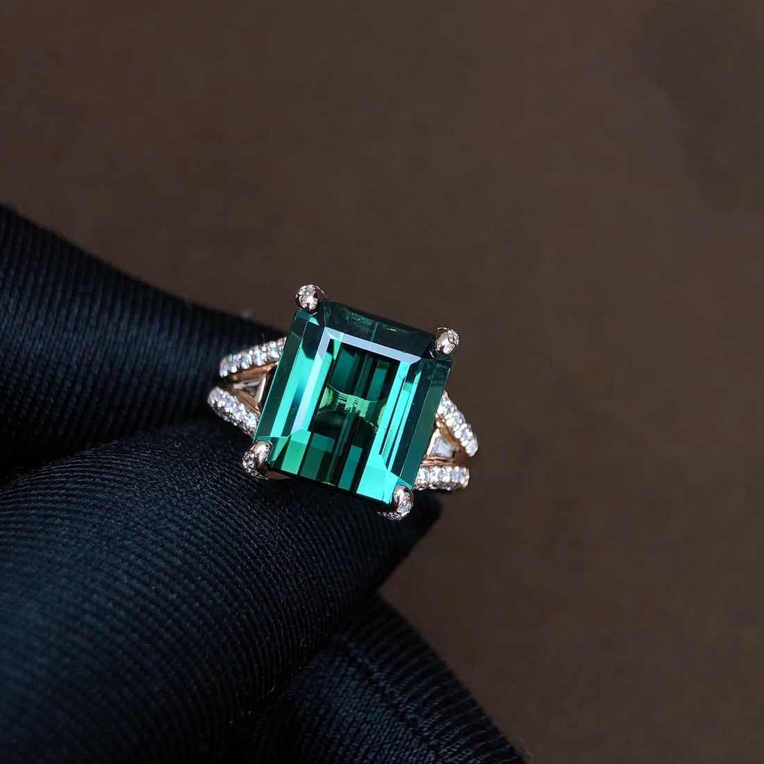 8.06Ctw Natural Tourmaline Ring: 8.06Ctw Natural Tourmaline Ring,Size:0.5inx0.4in 8.06Ctw天然碧玺戒指