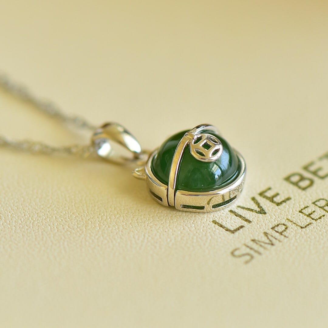 An Exquisite Sterling Silver Inlaid Jasper Necklace: An Exquisite Sterling Silver Inlaid Jasper Necklace,Size:0.4inx0.4in 纯银镶碧玉项链