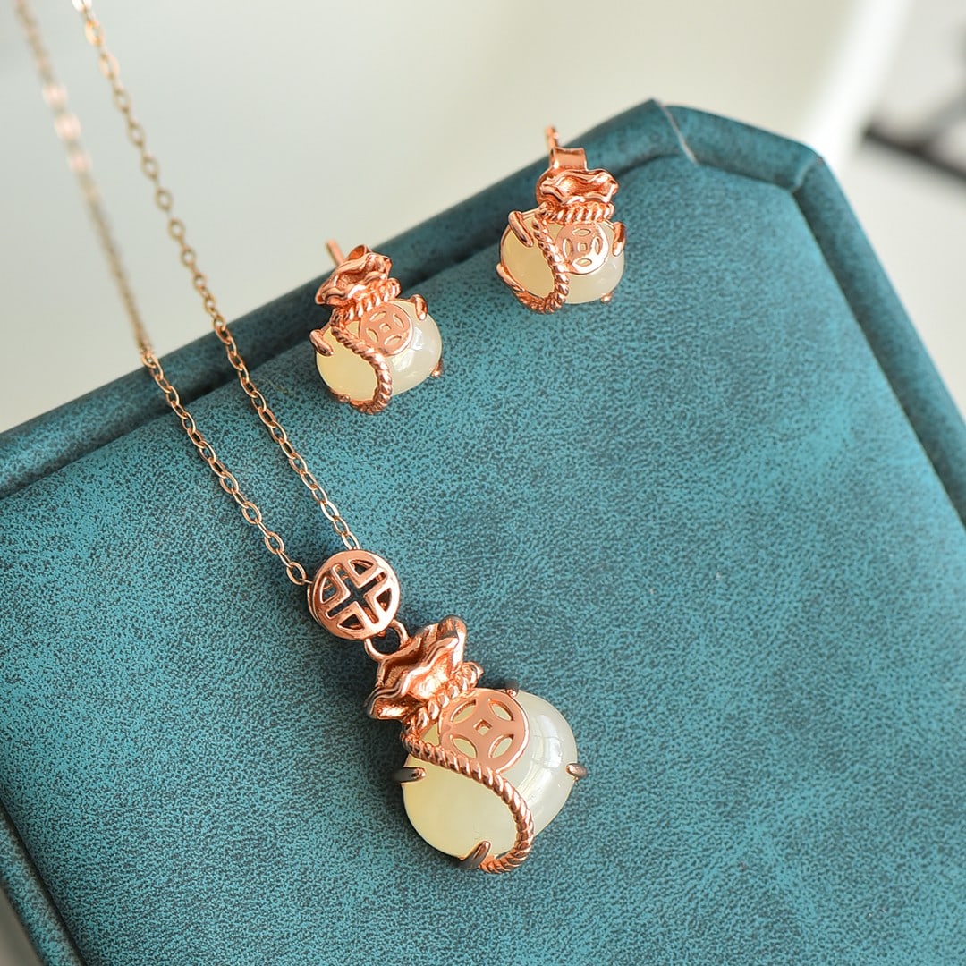 A Set of Fine Sterling Silver-Gold Plated Inlaid White Jade Jewelrys: A Set of Fine Sterling Silver-Gold Plated Inlaid White Jade Jewelrys,Size:0.4inx0.5in,0.2inx0.3in 一套纯银镀金镶白玉首饰