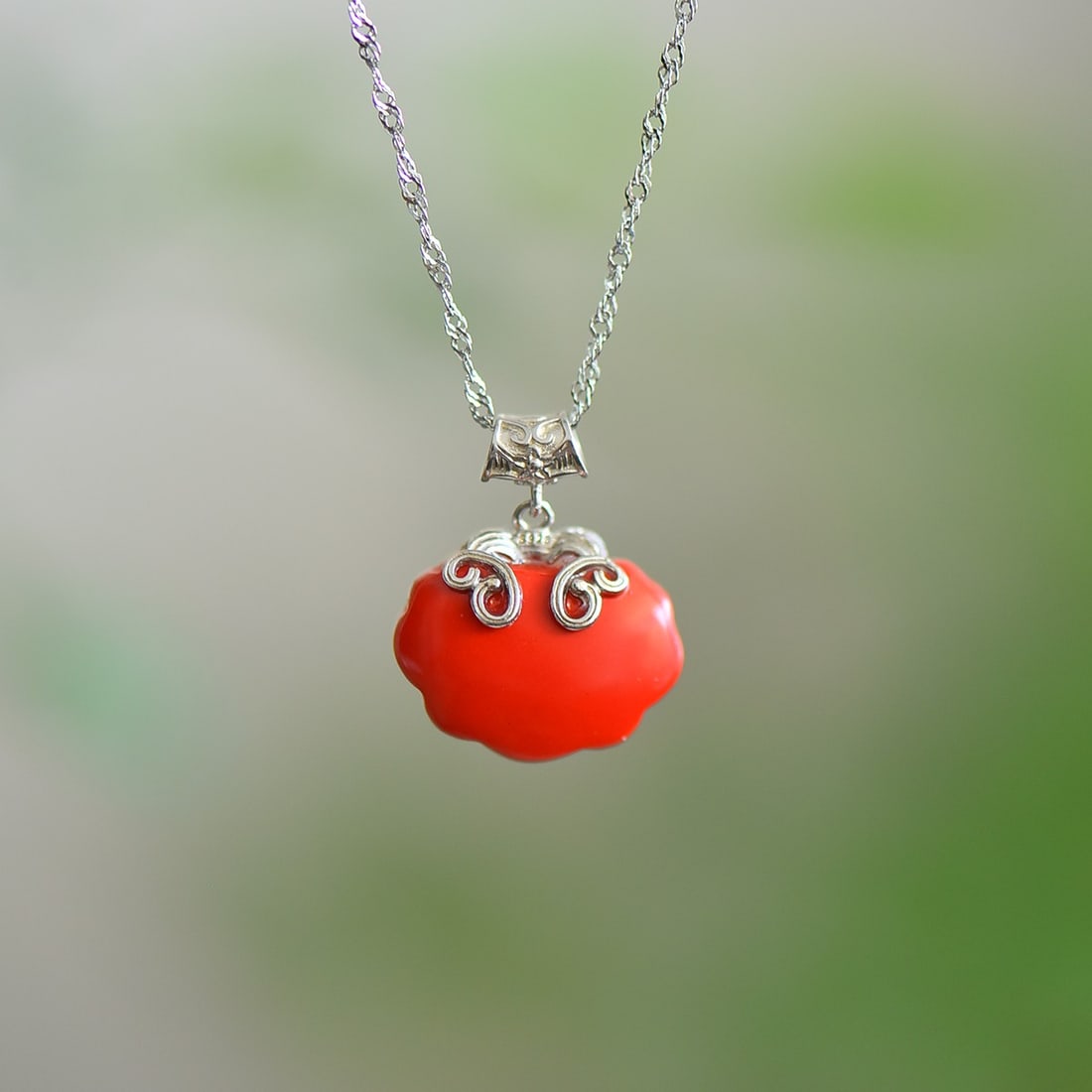 An Exquisite Sterling Silver Inlaid Cinnabar Pendant: An Exquisite Sterling Silver Inlaid Cinnabar Pendant,Size:0.5inx0.7in 寓意:吉祥双鱼,称心如意 纯银镶朱砂吊