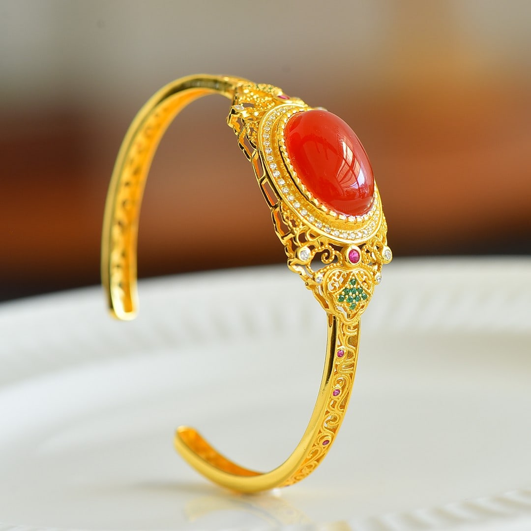 An Exquisite Sterling Silver-Gold Plated Inlaid Agate Bracelets,Inlaid Diamond: An Exquisite Sterling Silver-Gold Plated Inlaid Agate Bracelets,Inlaid Diamond,Size:0.5inx0.7in 纯银镀金镶玛瑙手镯,嵌钻石