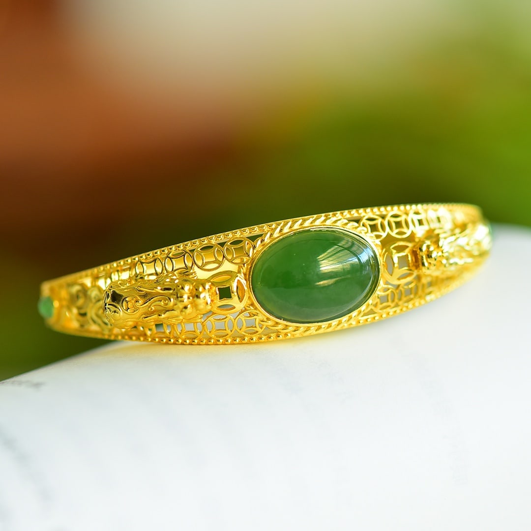An Exquisite Sterling Silver-Gold Plated Inlaid Jasper Bracelet: An Exquisite Sterling Silver-Gold Plated Inlaid Jasper Bracelet,Size:0.5inx0.7in 纯银镀金镶碧玉手链