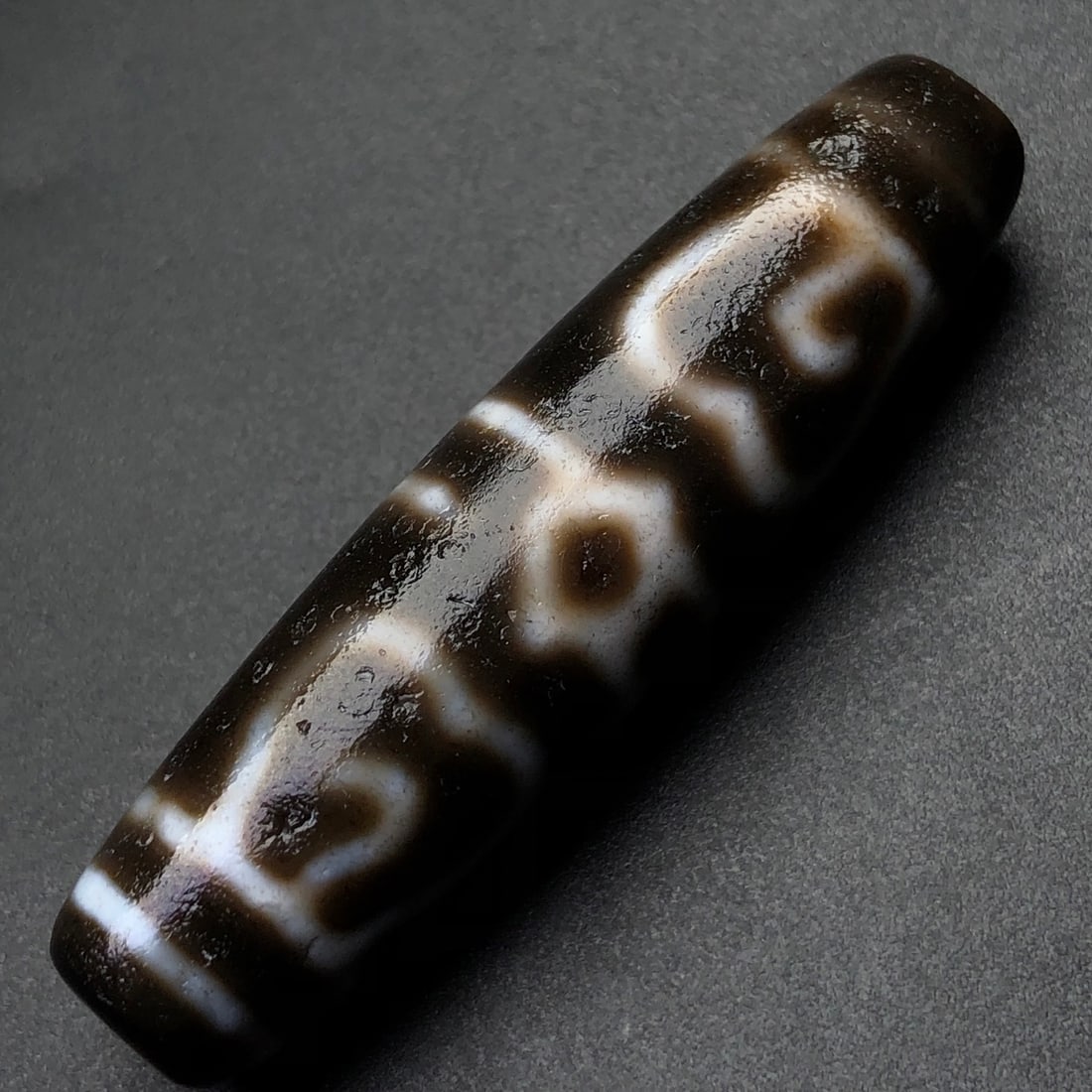 An Exquisite Dzi Bead Pendant: An Exquisite Dzi Bead Pendant,Size:2.2inx0.6in,Weight:17.3g 天珠挂件