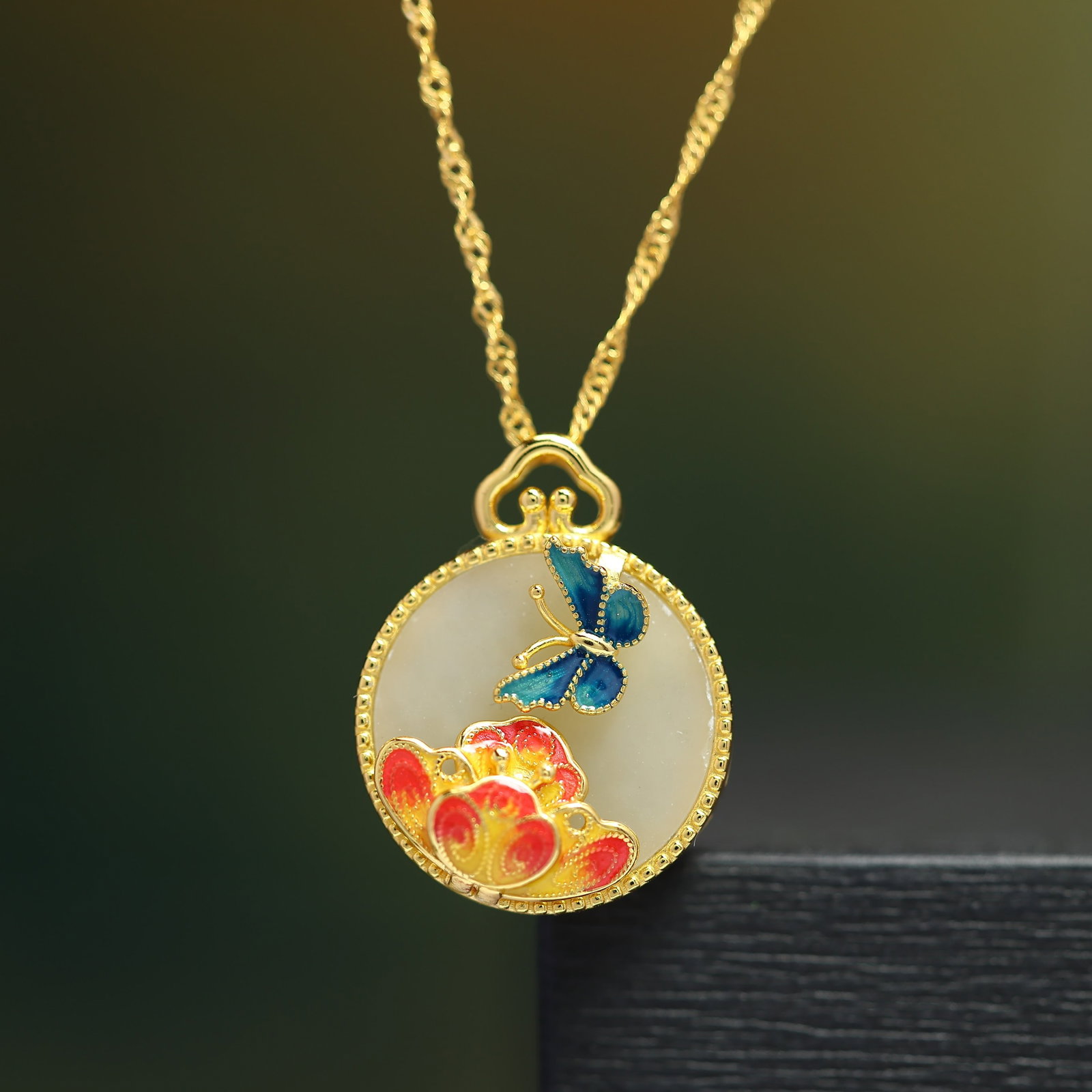 An Exquisite Sterling Silver-Gold Plated Inlaid White Jade Flower and Butterfly Pattern Necklace: An Exquisite Sterling Silver-Gold Plated Inlaid White Jade Flower and Butterfly Pattern Necklace,Size:0.6inx0.6in 纯银镀金镶白玉花卉蝴උ