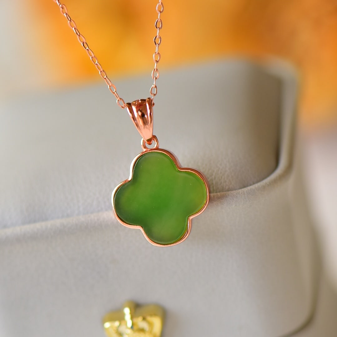 An Exquisite Sterling Silver Inlaid Jasper Necklace: An Exquisite Sterling Silver Inlaid Jasper Necklace 纯银镶碧玉项链