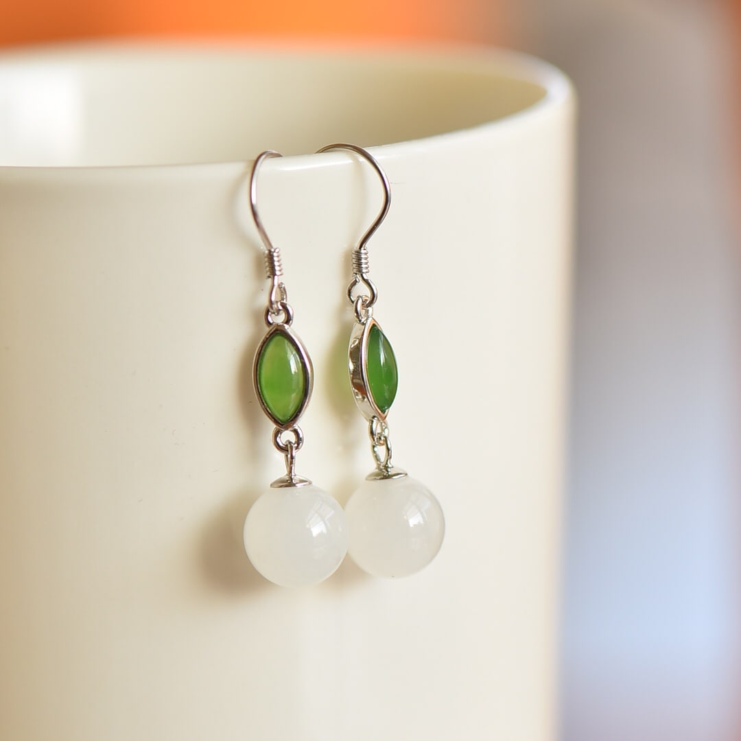 A Pair of Exquisite Sterling Silver Inlaid White Jade Enamel Earrings: A Pair of Exquisite Sterling Silver Inlaid White Jade Enamel Earrings,Size:0.4inx0.4in 一对纯银镶白玉珐琅耳环